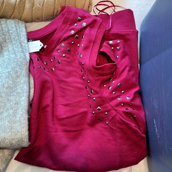 Six. Women’s assorted, sweaters size large\XL. - Picture 7 of 15